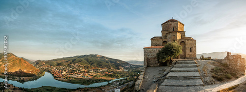 Fotografía A panorama of Ancient Georgian Orthodox Church Of Holly Cross, Jvari Monastery