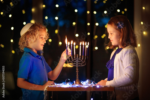 Fotografía Kids celebrating Hanukkah. Festival of lights.