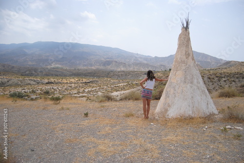 Fotografía Cute blondie girl looking at the desert in a western village
