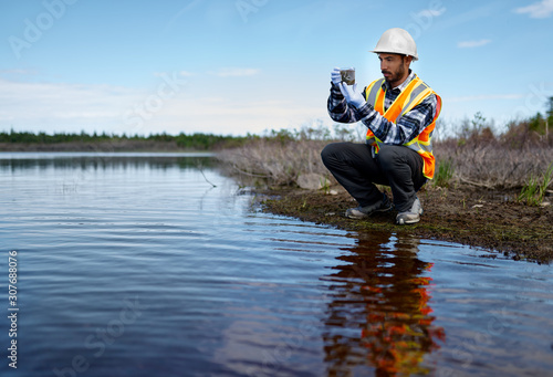 Cuadros en Lienzo Marine biologist analysing water test results and algea samples