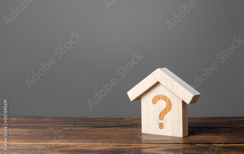 Fotomural Question mark on a wooden house
