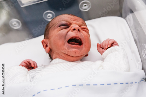 Fotomural niño en incubadora recién nacido, bebé de un día llorando en el hospital