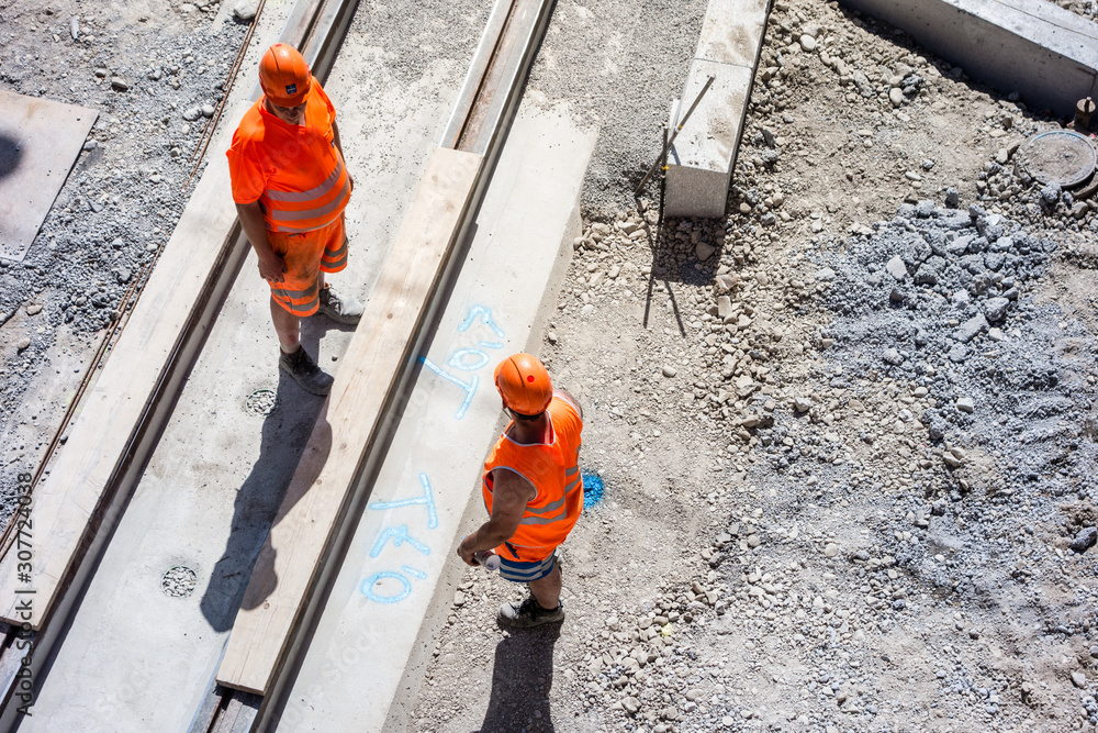 zwei Bauarbeiter auf einer Baustelle, Tiefbauarbeiten an den Schienen einer Strassenbahn, Bern, Schweiz - obrazy, fototapety, plakaty 