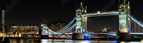 Plakat Londons Tower Bridge na Tamizie w nocy panoramicznej