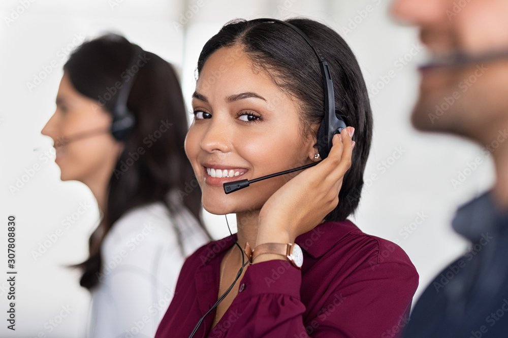 Young latin woman in customer service center - obrazy, fototapety, plakaty 