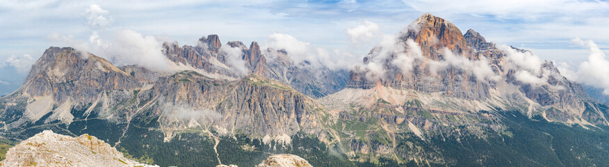 Fototapeta panorama dolomitów - góra lagazuoi i szczyt tofana di rozes. krajobraz południowego tyrolu.