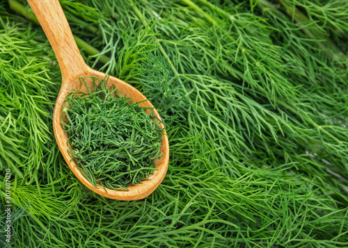 Fotografía Dill weed. Fresh dill greens. Fennel in wooden spoon