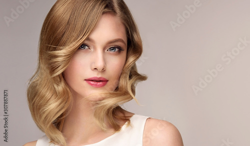 Cuadros en Lienzo Woman with curly beautiful hair on gray background