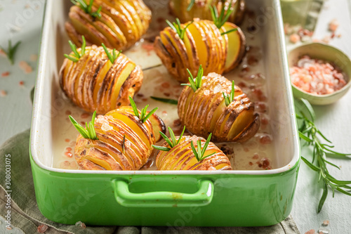 Fotografía Yummy baked potatoes made with salt and rosemary