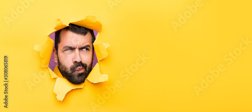 Fotomural Man through a hole paper thinking