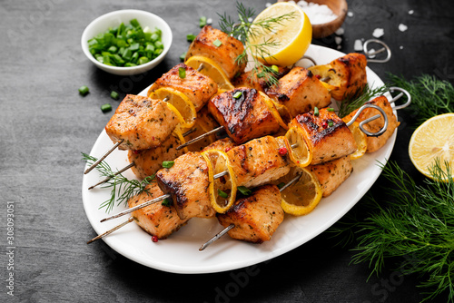 Fotomural Baked salmon skewers with lemon and green onion.