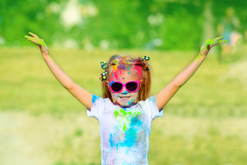 The portrait laughs the girl at Holi paint party