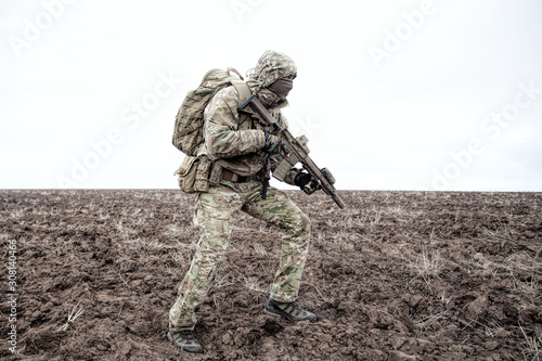 Fotografía Portrait of modern army infantryman on march