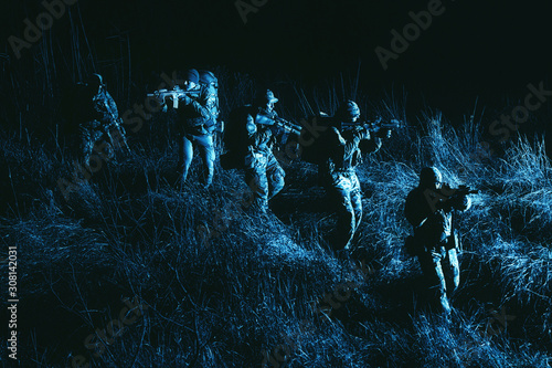 Fotomural Army tactical group fighters sneaking in darkness