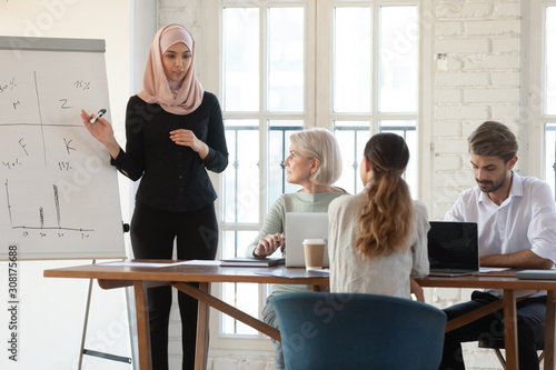 Fotografía Focused arabian businesswoman coach holding workshop training.