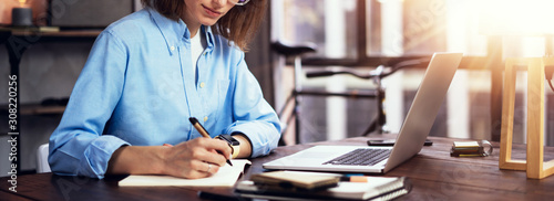 Fotomural Young woman working with a laptop