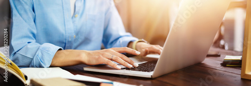 Fotomural Young woman working with a laptop