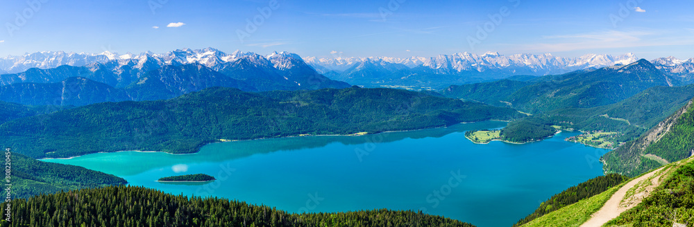 Ausblick auf den Walchensee und in die bayrischen Alpen  - obrazy, fototapety, plakaty 
