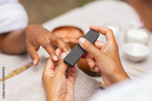Valokuva Woman using a buffer to file nail