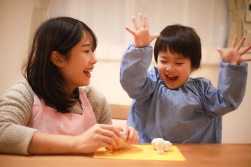 ねんどで遊ぶ男の子と保育士イメージ