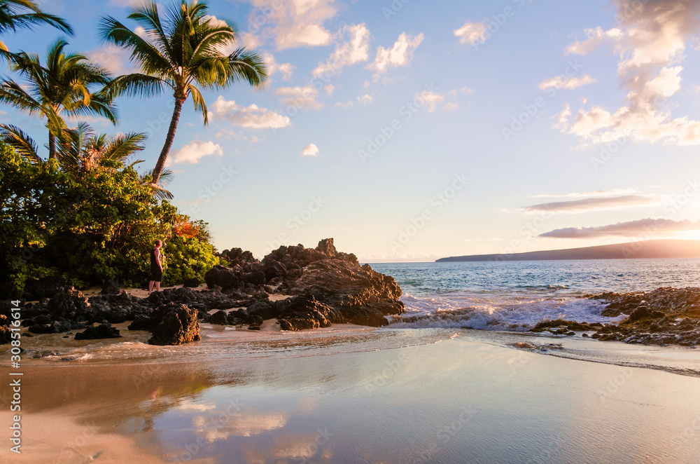 Sunset view of beautiful tropical beach, Secret Wedding Beach, Makena Cove, Maui, Hawai - obrazy, fototapety, plakaty 