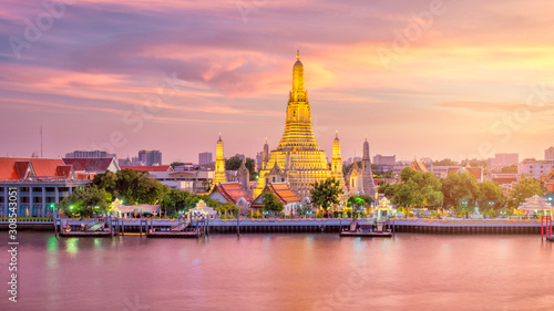 Cuadros en Lienzo Beautiful view of Wat Arun Temple at twilight in Bangkok, Thailand
