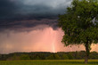 Baum in Landschaft mit Gewitter und Blitz