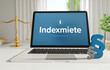 Indexmiete – Recht, Gesetz, Internet. Laptop im Büro mit Begriff auf dem Monitor. Paragraf und Waage. .