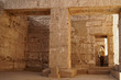 Wände und Säulen des Totentempels von Ramses III. Medinet Habu mit Wandreliefs und Hieroglyphen mit einer Frau als Tourist