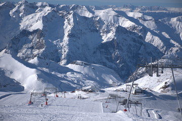 Montañas nevadas en la estación de esqui de Les Deux Alps en Francia