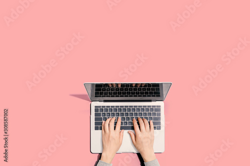 Fotomural Person using a laptop computer from above