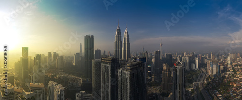 Photo kuala lumpur buildings with dramatic sunrise aerial panorama shot