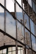 zerbochenes Fenster einer alten Halle