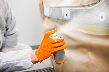 Process of priming the car with spray cans. One-component soil.