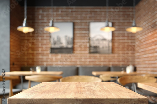 Fotografía Empty coffee table over defocused coffee shop background with copy space
