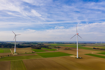 zwei windräder drohne