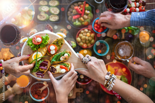 Cuadros en Lienzo Tapas offering at the family celebration dinner with wine and beer