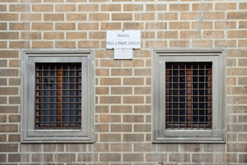 Canvas Print - Brick wall and street sign of Guelph Party Square (Piazza della Parte Guelfa) in the historic centre of Florence, so called for the Guelph party, which in 1266 won over that Ghibelline, Tuscany, Italy