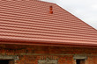 Dach z blachodachówki w kolorze ceglnaym na wzór dachówki