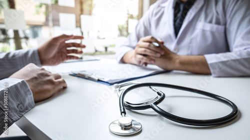 Fotografía Doctor having conversation with patient while discussing explaining symptoms or