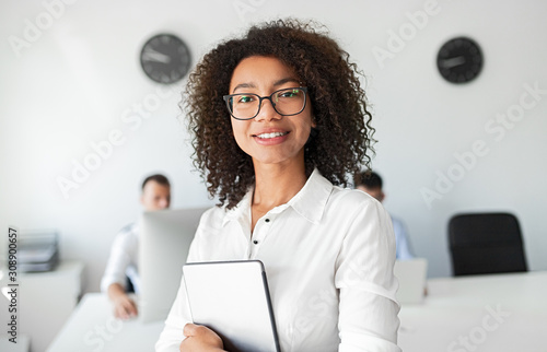 Fotomural Black business consultant smiling for camera