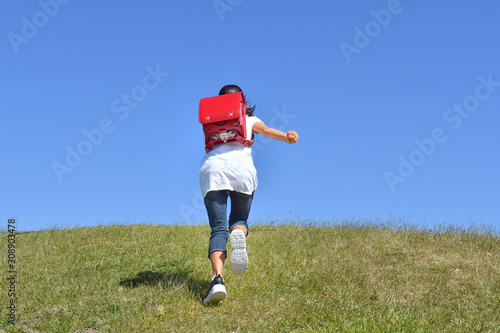 青空で走る小学生の女の子 後姿 Stock Photo Adobe Stock 青空で走る小学生の女の子 後姿 Stock Photo Adobe Stock