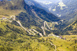 Górska droga - krajobraz Dolomitów. Droga pod górę we włoskich Alpach.