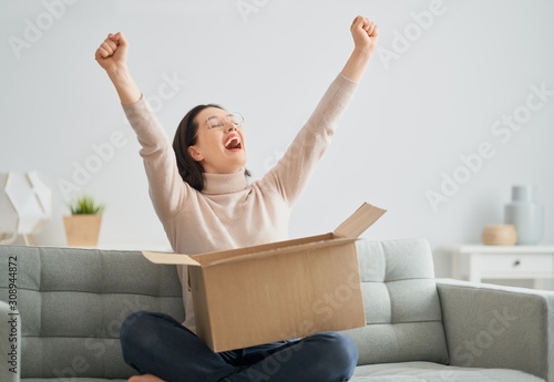 Cuadros en Lienzo woman is holding cardboard box