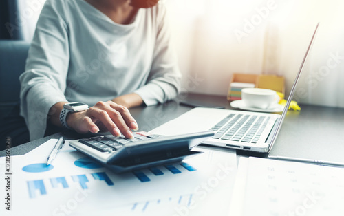 Fotomural hand of business woman accountant or banker making calculations.
