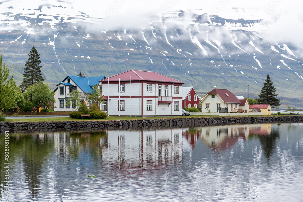 Miasto na Islandii, wioska rybacka, kolorowe domki, białe noce - obrazy, fototapety, plakaty 