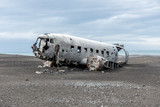 Fototapeta  - Wrak samolotu na plaży, rozbity amerykański samolot, Islandia