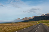 Fototapeta  - Droga na wybrzeżu, Islandia, chmury