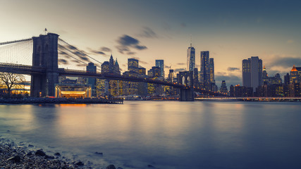 Fototapete - Brooklyn bridge East river and Manhattan after sunset, New York City