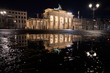 Berlin, Deutschland: Das Wahrzeichen Brandenburger Tor spiegelt sich in den Fützen im December bei Nacht